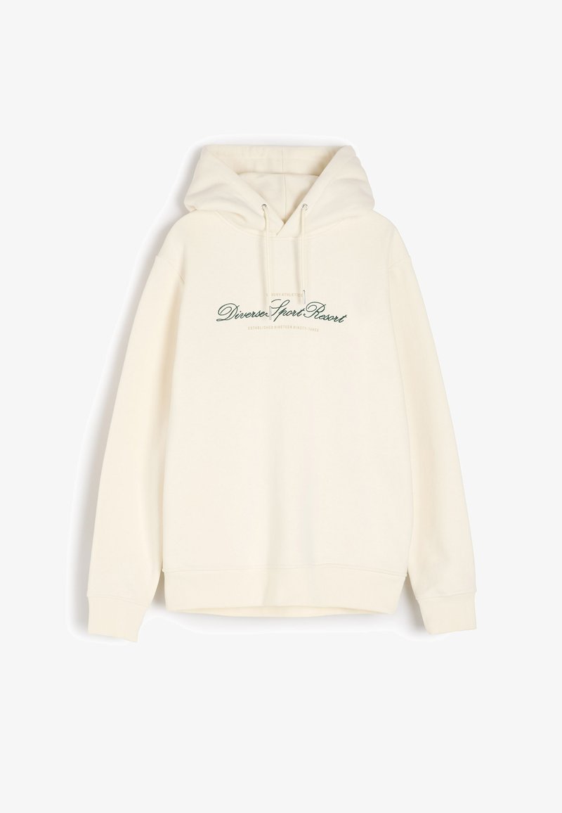 Kremowa bluza z kapturem wykonana z miękkiego materiału, z kieszenią z przodu, kapturem na sznurku i zielonym nadrukiem na klatce piersiowej. Prosty design.