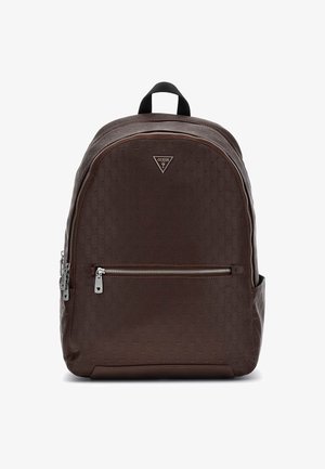 Brun ryggsäck med präglat mönster, blixtlåsförsedd framficka, silverfärgad hårdvara och ett handtag för bärande på toppen. Materialet verkar vara strukturerat och hållbart.