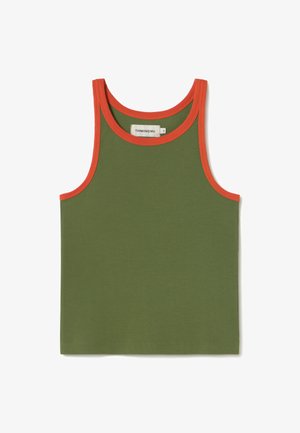 Grünes, geripptes Tanktop mit orangefarbenem Kontrastbesatz am Halsausschnitt und an den Armlöchern, mit einem Etikett innen. Reguläre Passform, ärmelloses Design.
