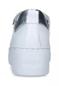 Sneaker bianca in pelle con accentuazione argento lucido sul tallone, suola bianca spessa e dettagli in rilievo sulla superficie.