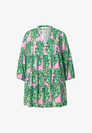 Kortærmet bluse med en lyserød baggrund og gentagne grønne tiger-mønstre, lavet af et let og glat stof.