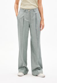 Lichtgroene wijde broek met verticale strepen, voorzien van een tailleband en een enkele knoopsluiting. Lichtgewicht stof met een zachte textuur.