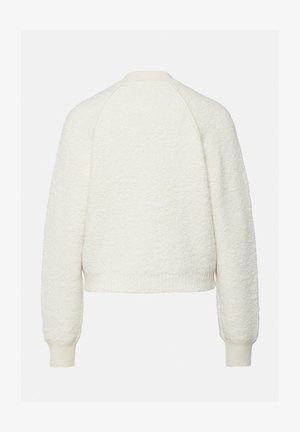 Maglione lavorato a maglia di colore panna con trama testurizzata, maniche raglan lunghe e polsini e orlo a coste, visto da dietro.