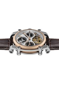 Zilveren en roségouden horloge met een doorzichtige wijzerplaat, bruine leren band en ingewikkelde skeletdetails op de wijzerplaat.