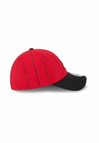 Rote Baseballmütze mit dünnen schwarzen vertikalen Streifen und einem schwarzen gewölbten Schirm, seitlich auf einem weißen Hintergrund gezeigt.