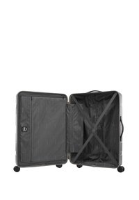 Pevný kufr v stříbrné barvě s černým vnitřkem. Má kapsu na zip, křížové popruhy a čtyři kolečka pro snadnou manipulaci.