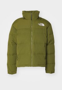 Veste matelassée vert olive avec fermeture éclair complète à l'avant, col montant, deux poches latérales zippées et logo blanc The North Face sur la poitrine gauche.
