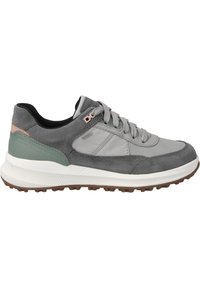 Zapatillas de ante gris y sintético con una suela media blanca texturizada, acento verde en el talón y detalles rosas cerca de los ojales.