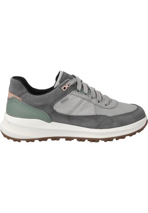 Zapatillas de ante gris y sintético con una suela media blanca texturizada, acento verde en el talón y detalles rosas cerca de los ojales.