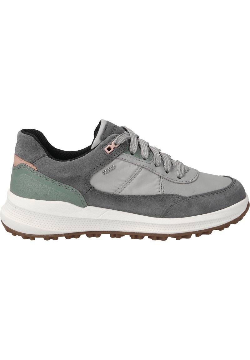 Zapatillas de ante gris y sintético con una suela media blanca texturizada, acento verde en el talón y detalles rosas cerca de los ojales.