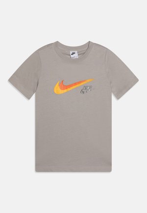 Nike Sportswear TEE  - Camiseta estampada - light iron ore