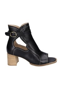 Zwarte leren open teen enkelboot met uitgesneden zijkanten, enkelriem met gouden gesp en een gestructureerde houten blokhak. Witte stikselaccenten.