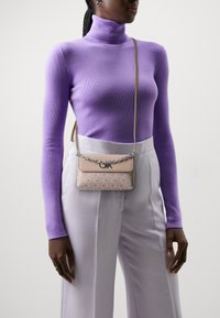 Calvin Klein MINI CROSSBODY BAG - Käekott - chanterelle