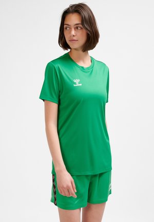 Zielona sportowa koszulka z gładkiej tkaniny, z okrągłym dekoltem i krótkimi rękawami, w zestawie z dopasowanymi szortami z bocznymi akcentami.