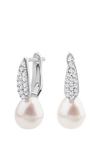 Srebrne kolczyki z perłami w kształcie gruszki, ozdobione grupą klarownych kamieni na zwężającym się czubku, prezentujące elegancki, nowoczesny design.