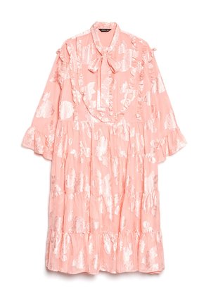 Lys rosa kjole med volangerm og knyting i halsen. Har et blomsterprint i et skinnende stoff. Vid silhuett med flernivådesign.