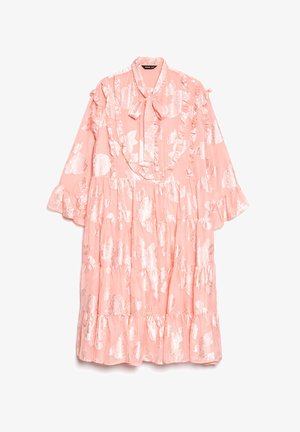 Lys rosa kjole med volangerm og knyting i halsen. Har et blomsterprint i et skinnende stoff. Vid silhuett med flernivådesign.