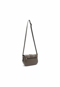 Borsa a tracolla in pelle marrone con forma curva, chiusura a patta e tasca frontale con zip. Cinghia regolabile e dettagli testurizzati sulla patta.