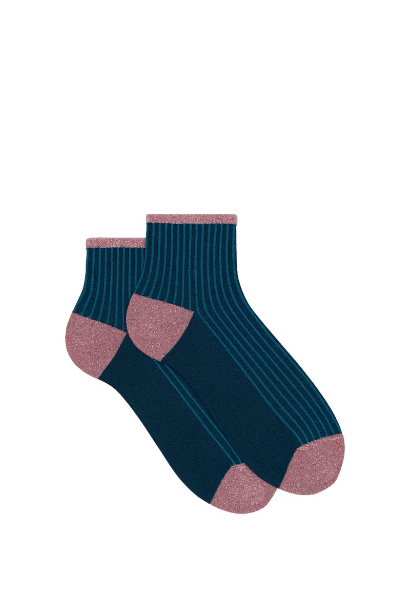 Calzini alla caviglia di colore verde scuro con strisce orizzontali e accenti in terry rosa a contrasto sul bordo e sulla punta. Texture morbida, design casual.