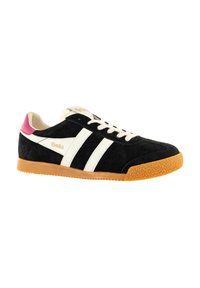 Schwarze Wildledersneaker mit weißen Streifen und pinkem Fersenakzent. Verfügt über eine Gummisohle mit strukturiertem Muster und weißen Schnürsenkeln.
