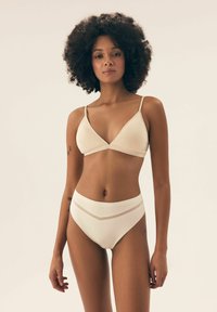 Beiges Lingerie-Set mit einem strukturierten Dreieck-Bra mit verstellbaren Trägern und hochtaillierten Panties mit einem durchsichtigen Bunddetails.