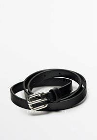 Cintura in pelle nera con una fibbia argentata a doppia ganascia, caratterizzata da una texture liscia e da fori regolarmente distanziati per la regolazione.