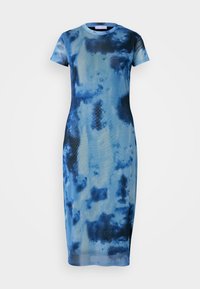 Modrá tie-dye midi šaty vyrobené z ľahkého materiálu, s krátkymi rukávmi, okrúhlym výstrihom a priliehavým strihom s hladkou textúrou.