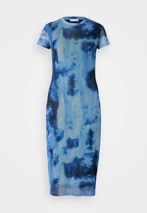 Modrá tie-dye midi šaty vyrobené z lehkého materiálu, s krátkými rukávy, kulatým výstřihem a přiléhavým střihem s hladkou texturou.