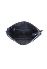 Clutch in tessuto blu navy con zipper argentato, dotato di un interno liscio con una piccola tasca con zipper e un'etichetta con il marchio.