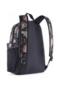 Mochila negra con un lado estampado que presenta diseños florales en marrón y blanco. Incluye correas ajustables y un bolsillo lateral de malla para almacenamiento.