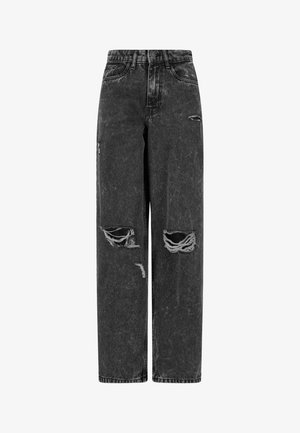 Fekete, magas derekú, széles szárú farmernadrág, kitépett térdekkel és megviselt részletekkel, fehér háttér előtt.