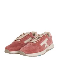 Scarpe da ginnastica in suede rosa con accenti beige, pannelli testurizzati e lacci crema. Suole bianche con dettagli azzurri.