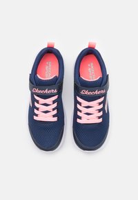 Sinised võrkmaterjalist tennisetossud roosade paelte ja aktsentidega, millel on krõpsurihm ja valged tallad. "Skechers" logo on nähtav rihmal.