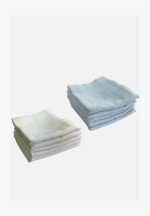 Due stack di quadrati di tessuto in bianco e azzurro chiaro. Il tessuto bianco è liscio e semplice, mentre quello azzurro presenta un sottile motivo a rete.