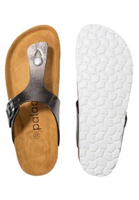 Sort og sølv sandal med en struktureret overdel, brun ruskinds-fodseng og en hvid gummisål med et bølge mønster. Justerbar metalspænde.