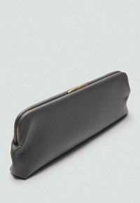 Clutch in pelle grigia con una texture liscia, forma rettangolare e dettaglio della chiusura dorata nella parte superiore. Nessun motivo visibile.