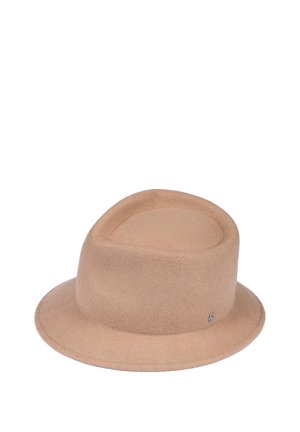 Beiger Filzeimerhut mit weicher Textur und kleinem Metall-Logo der Marke am Rand.