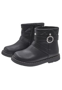 Botas negras hasta el tobillo con cierre de cremallera, diseño acolchado, correa circular decorativa con strass y suela texturizada.