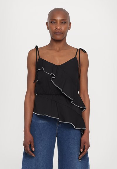 Haut noir à volants avec bretelles spaghetti ajustables; présente un design en couches avec des surpiqûres blanches contrastantes le long des volants.