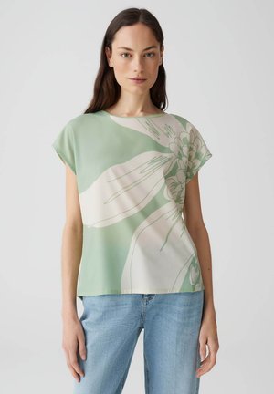 Lichtgroene blouse met bloemenprint in crème, met een relaxte pasvorm, ronde halslijn en korte mouwen, gemaakt van een soepele stof.
