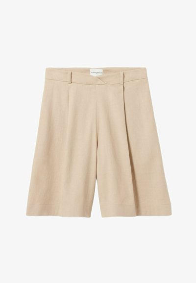 Pantalones cortos beige de talle alto, con trabillas para cinturón y pinzas delanteras, de largo hasta la rodilla, confeccionados en tejido ligero.
