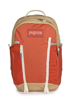 Sac à dos JanSport orange et beige avec poche avant zippée, poches latérales, poignée supérieure et deux sangles blanches verticales sur le panneau avant.