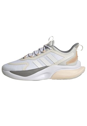 Zapatilla deportiva blanca con parte superior de tejido texturizado, acentos beige y suela acolchada. Presenta tres franjas laterales y un cuello acolchado.