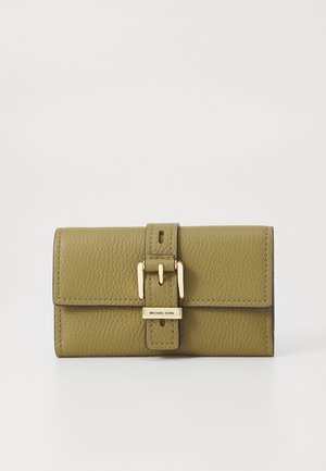 Portefeuille en cuir vert olive avec une finition texturée, doté d'un fermoir à boucle dorée et d'une plaque logo métallique sur le devant.