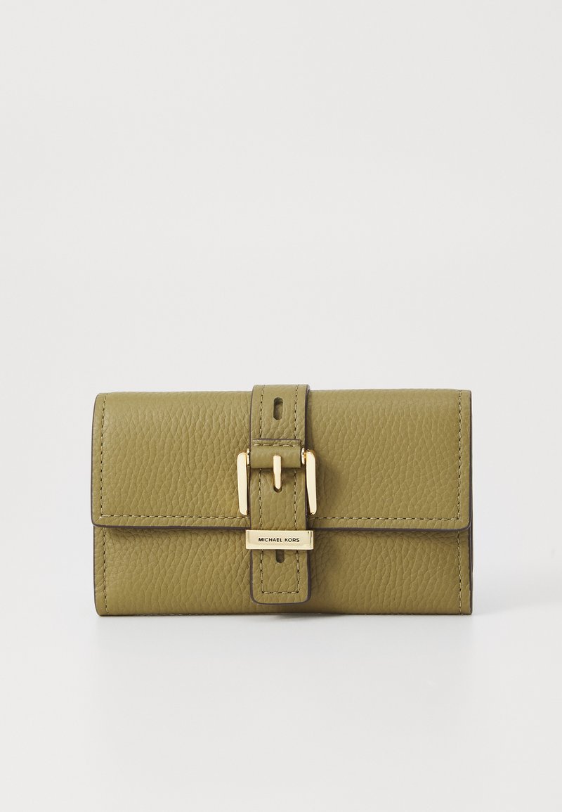 Portefeuille en cuir vert olive avec une finition texturée, doté d'un fermoir à boucle dorée et d'une plaque logo métallique sur le devant.