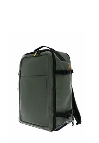 Sac à dos étanche vert de forme rectangulaire, équipé d'une poche zippée à l'avant, de bretelles noires et d'accents de tirage de fermeture éclair jaunes.