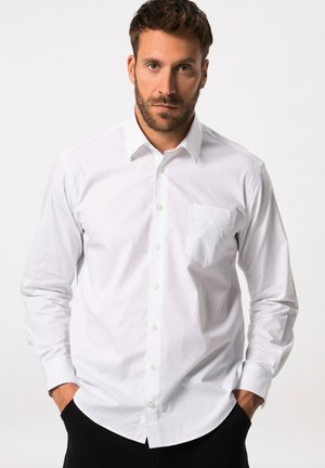 Camisa blanca de manga larga con un diseño sencillo, presenta un bolsillo en el pecho, cierre de botones y un cuello clásico. Tela suave y ligera.