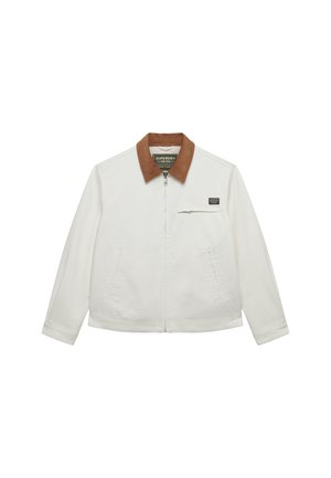 Hvid lynlåstrøje med brun krave, lynlåslomme på brystet, sidelommer og et lille mærke på højre bryst.