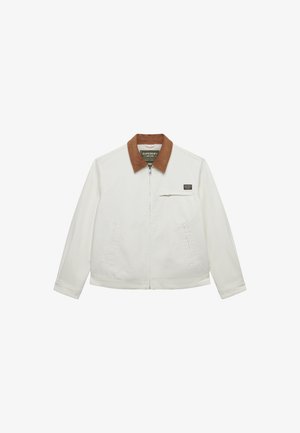 Hvid lynlåstrøje med brun krave, lynlåslomme på brystet, sidelommer og et lille mærke på højre bryst.