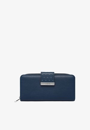 Marineblaues Lederportemonnaie mit glatter Textur, rechteckiger Form, Reißverschluss und einem strukturierten Akzent mit kleinen Verzierungen.
